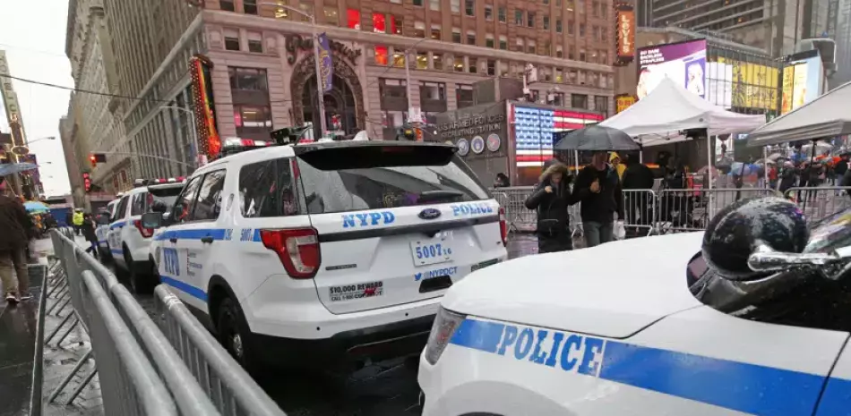 Una hilera de patrullas de la policía en una calle cerca de Times Square, el jueves 29 de diciembre de 2016, en Nueva York.