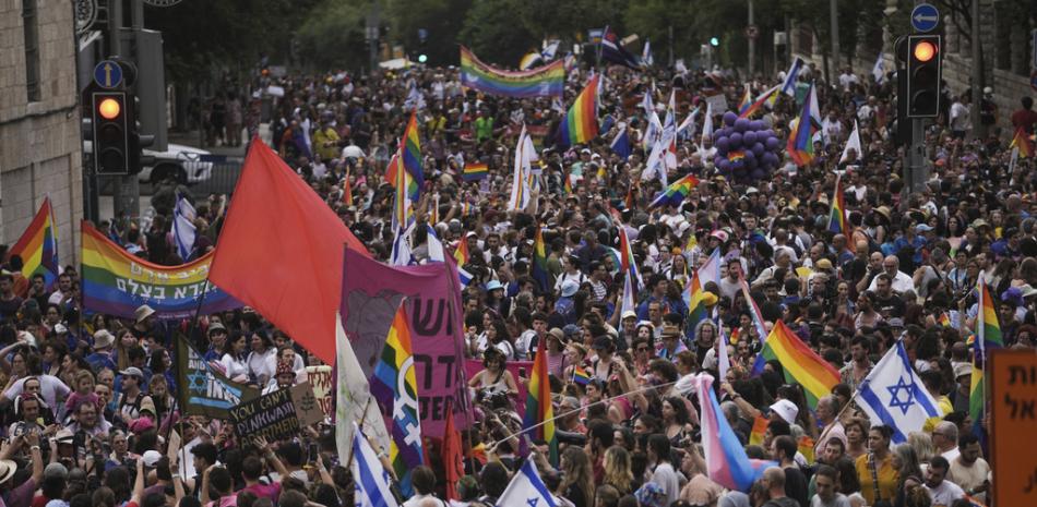Miles de participantes marchan en el desfile anual del Orgullo en Jerusalén