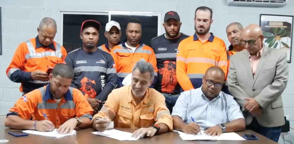 Los ejecutivos de Cormidom y representantes de los trabajadores firman el acuerdo al que arribaron luego de más de un mes de conflicto.