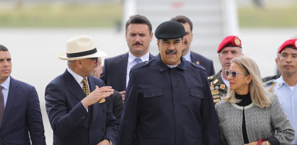 En esta imagen distribuida por la presidencia de Venezuela, el presidente de Venezuela, Nicolás Maduro (centro), y la primera dama, Cilia Flores (derecha), llegan al aeropuerto de Esenboga en Ankara, Turquía, el 2 de junio de 2023.