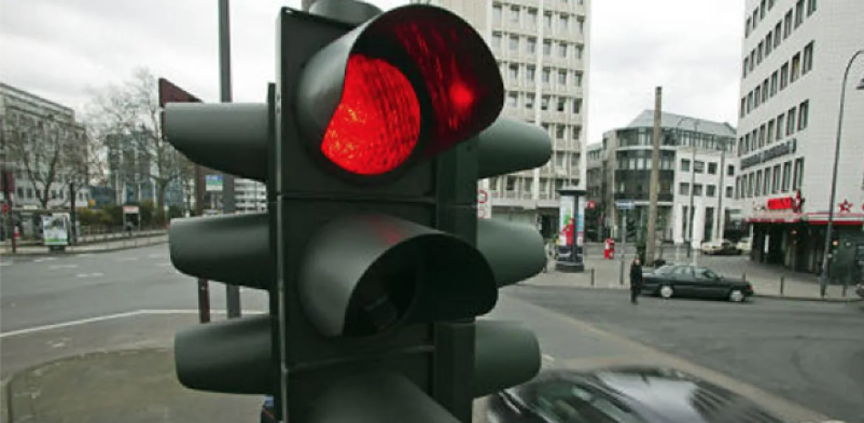 Los semáforos inteligentes estarán en 334 intersecciones de la capital.