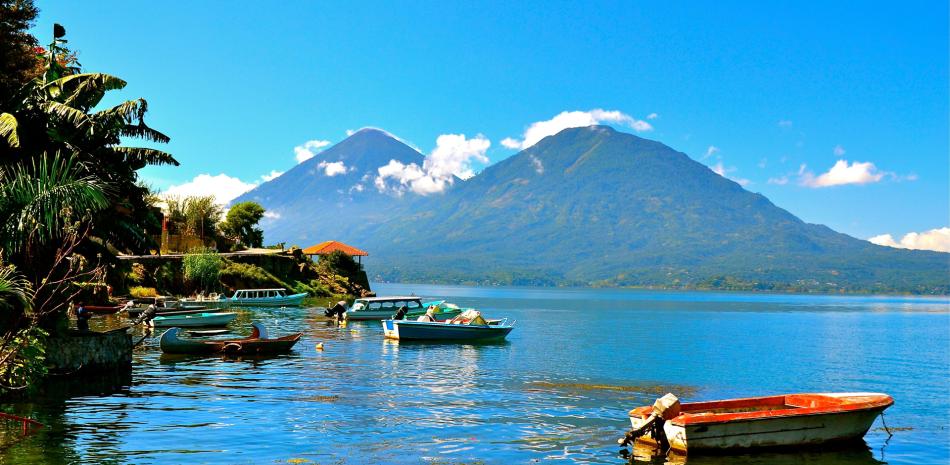 Barcos anclados frente a la orilla del Lago de Atitlán, Guatemala