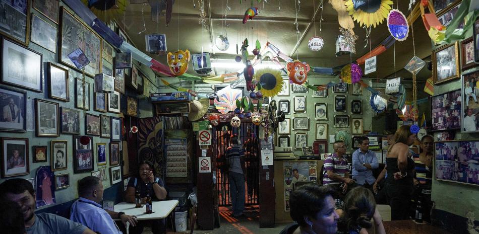 Los clientes pasan tiempo en el bar Las Delicias en el barrio La Pastora de Caracas, Venezuela, el viernes 2 de junio de 2023.