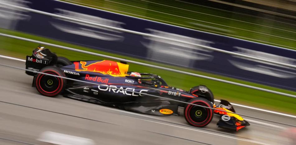 Verstappen, de 25 años, firmó este sábado su vigésima cuarta ‘pole’ en la categoría reina al cubrir los 4.675 metros de la pista barcelonesa en un minuto, doce segundos y 272 milésimas.