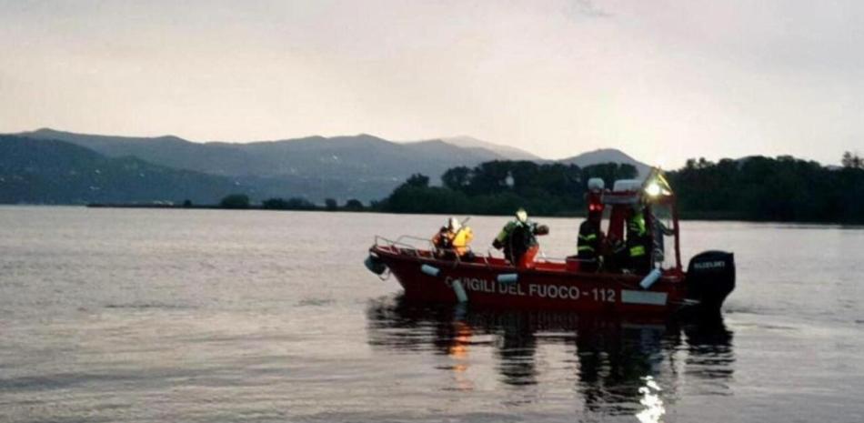 Los servicios de rescate buscan supervivientes tras el naufragio de una embarcación en el lago Mayor, en Lombardía.