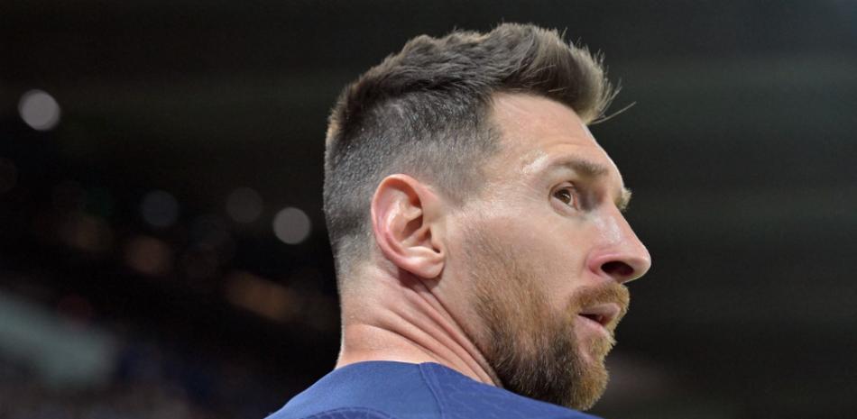El delantero argentino del Paris Saint-Germain, Lionel Messi, es visto durante el partido de fútbol de la L1 francesa entre el Paris Saint-Germain (PSG) y el Clermont Foot 63 en el estadio Parc des Princes de París el 3 de junio de 2023.