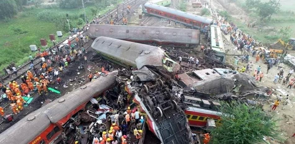 Una foto proporcionada por la Fuerza Nacional de Respuesta a Desastres de India (NDRF) y tomada con un dron muestra el lugar de un accidente de tren en Odisha Balasore, India, 03 de junio de 2023