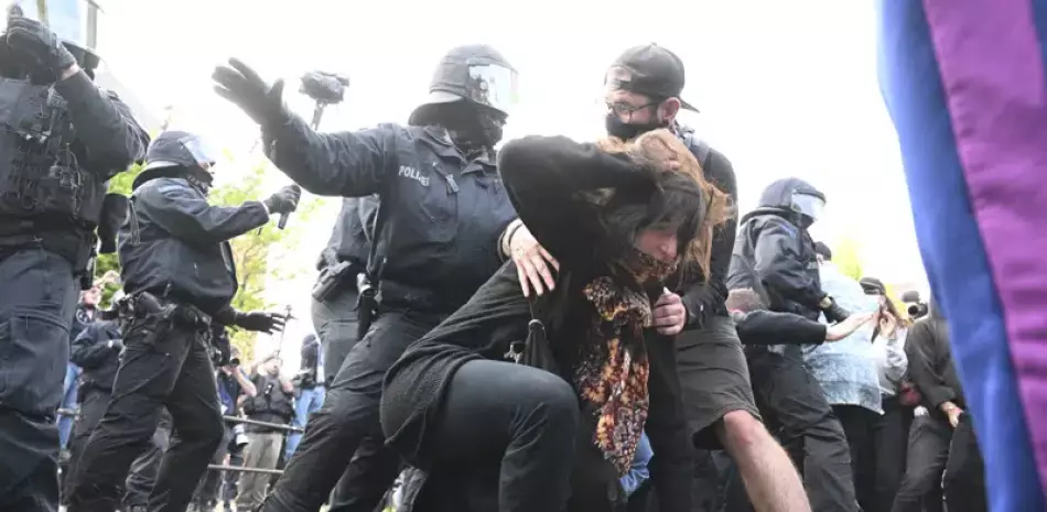 Agentes de la policía se enfrentan con manifestantes de extrema izquierda en Leipzig, Alemania, el sábado 3 de junio de 2023.