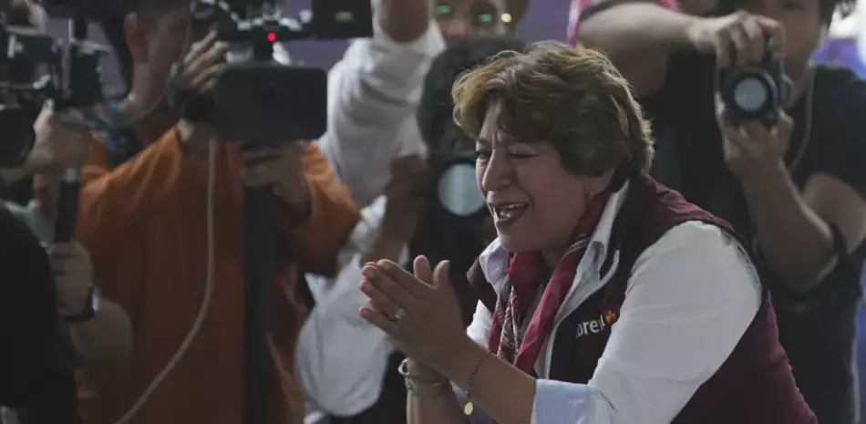 Delfina Gómez, la candidata más popular por el estatal MORENA, saluda a sus seguidores en un acto de campaña en Valle de Chalco, ayer