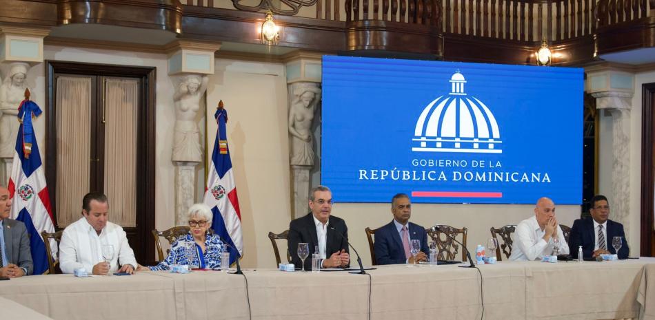 El presidente Luis Abinader encabezó la actividad en el Palacio Nacional, donde dijo que tiene hasta el 17 de agosto para decidir si optará por la reelección.