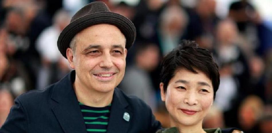 El director Pablo Berger y la editora musial Yuko Harami posan en el Fstival de Cannes.