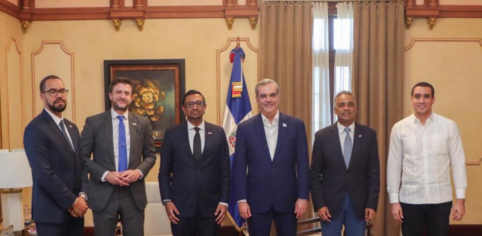 El presidente Luis Abinader recibió al embajador británico ante la República Dominicana, Mockbul Alí.