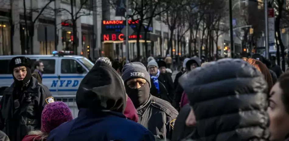 Agentes de la Policía de Nueva York patrullan los alrededores del Rockefeller Center en Nueva York el 19 de diciembre de 2019.