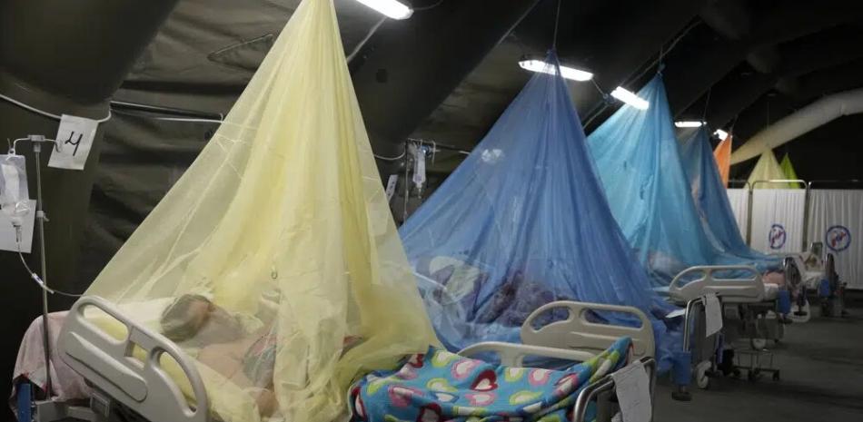 Los pacientes que padecen dengue yacen en camas ubicadas en tiendas de campaña provisionales en el Ministerio de Salud en Piura, Perú, el sábado 3 de junio de 2023.