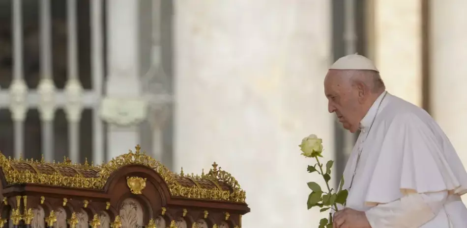 El papa Francisco se dispone a rezar ante las reliquias de Santa Teresa del Niño Jesús, patrona universal de las misione, a su llegada a la audiencia nacional en la Plaza de San Pedro, ayer.