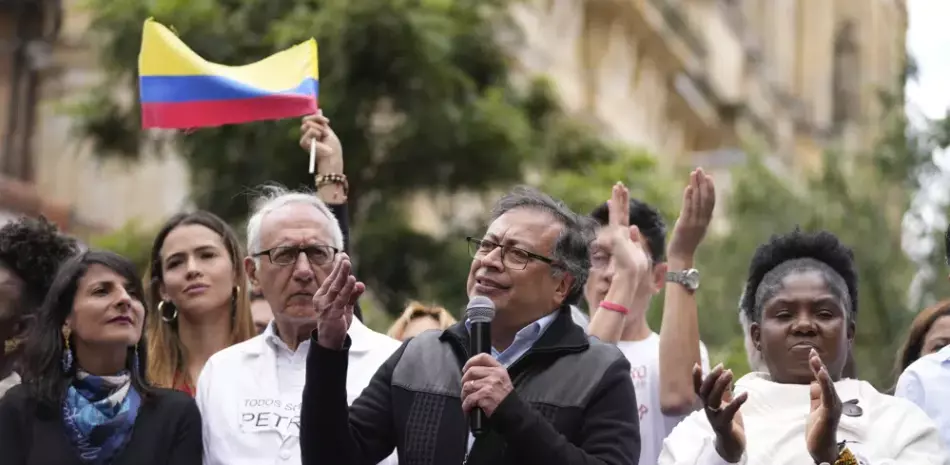 El presidente de Colombia, Gustavo Petro, acompañado por su vicepresidenta, Francia Márquez, a la derecha, habla con sus seguidores durante un mitin en Bogotá, ayer
