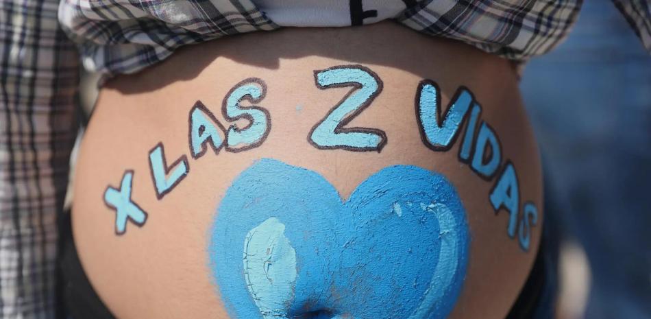 Fotografía de archivo fechada el 7 de mayo de 2022 del vientre de una mujer embarazada durante una manifestación en Ciudad de México