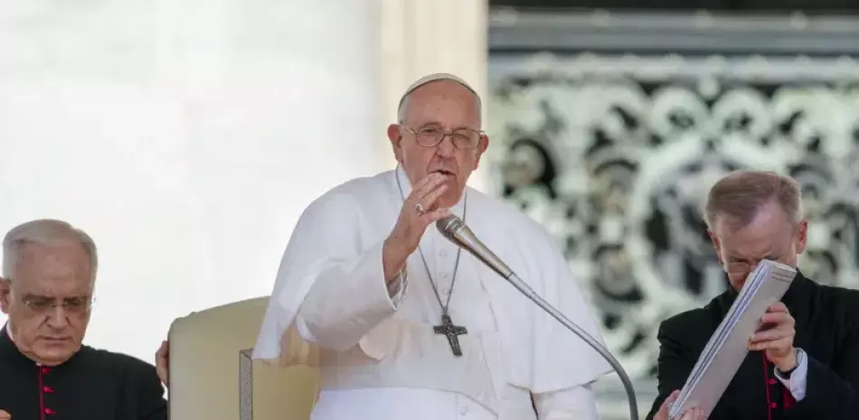 El papa Francisco bendice a los fieles al final de su audiencia general semanal, en la Plaza de San Pedro, en el Vaticano, el 7 de junio de 2023.