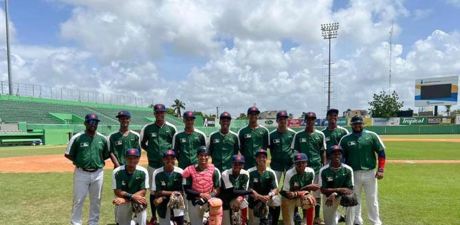 Integrantes del equipo verde que continúa de manera exitosa en el torneo regional de béisbol