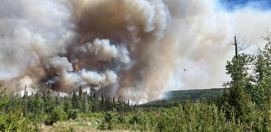 Esta imagen del folleto proporcionada por el Servicio de Incendios Forestales de BC el 7 de junio de 2023 muestra el humo de los incendios forestales del río West Kiskatinaw y Peavine Creek en la zona de Dawson Creek, Columbia Británica, Canadá. Hasta el miércoles 7 de junio, se habían quemado alrededor de 3,8 millones de hectáreas y más de 20.000 personas seguían desplazadas en todo Canadá, pero se esperaba que esa cifra aumentara ya que se ordenó a miles más en Quebec que abandonaran sus hogares al final del día.