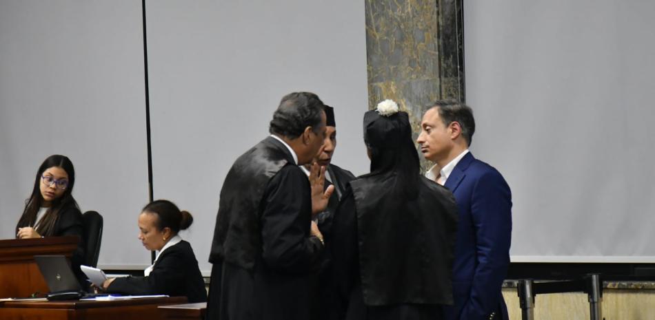 El ex procurador Jean Alain Rodríguez reunido con su barra de defensa en uno de los descansos de la audiencia del viernes 9 de junio de 2023