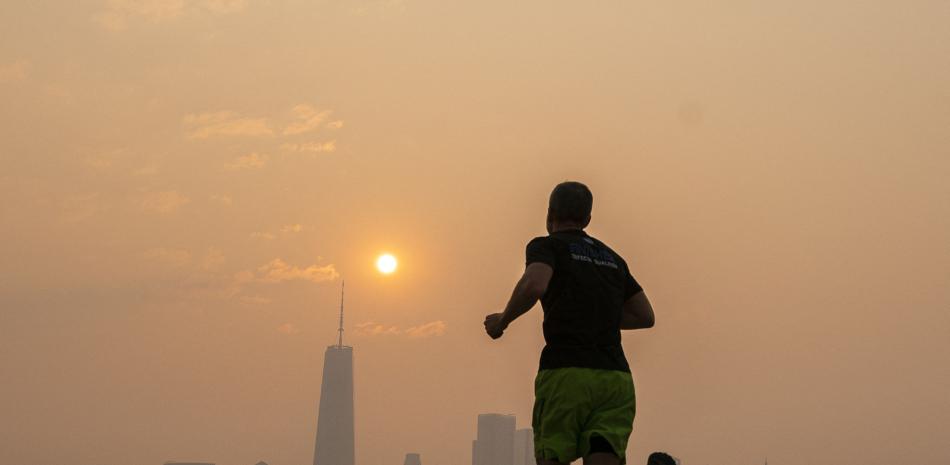 Las personas usaban mascarillas contra el humo que invadió la ciudad de Nueva York, entre otras de la costa este de Estados Unidos.