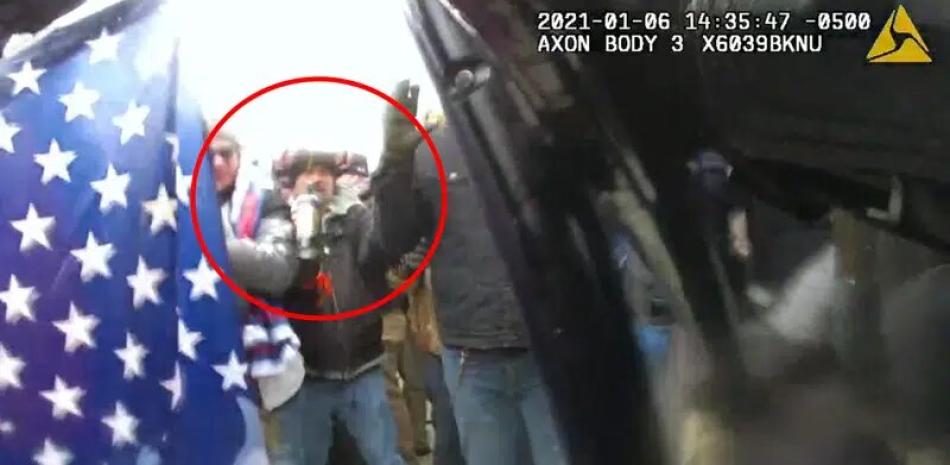 La imagen tomada del video de una cámara corporal policial muestra a Markus Maly, en el círculo rojo, en el Capitolio el 6 de enero de 2021.