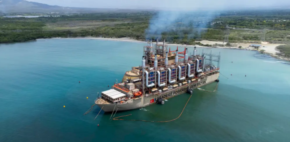Fotografía aérea de las dos barcazas de generación de energía eléctrica, propiedad de la empresa turca Karadeniz Powership, que han comenzado a funcionar cerca del Puerto Viejo, en Azua (República Dominicana). EFE/Orlando Barría
