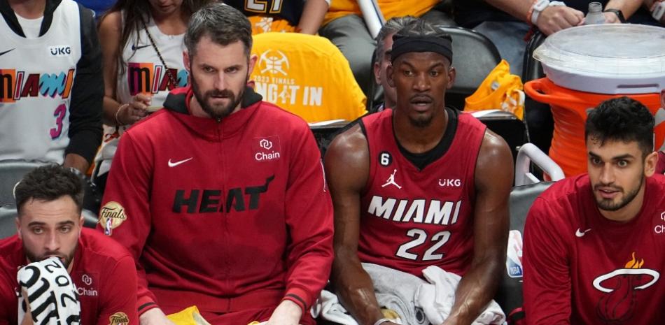 Varios de los jugadores del Heat de Miami se muestran apesadumbrado luego de caer por segundo choque seguido de los Nuggets