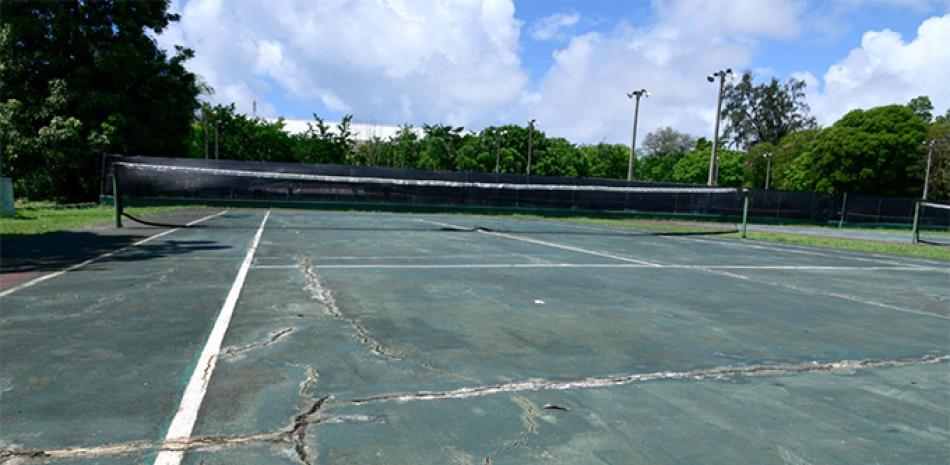 Fueron construidas en 1974 para los XII Juegos Centroamericanos y del Caribe, pero al final los partidos de tenis no se jugaron ahí, sino en el Club Naco. Las instalaciones del Centro
Olímpico para la práctica de ese deporte, cuentan con once canchas en total, una pared con 6 espacios de calentamiento, gradas y baños, todas en franco abandono oficial.