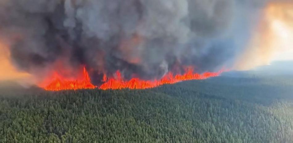 Esta imagen fija del 8 de junio de 2023 de un video del Servicio de Incendios Forestales de Columbia Británica muestra una vista aérea del incendio forestal del río West Kiskatinaw