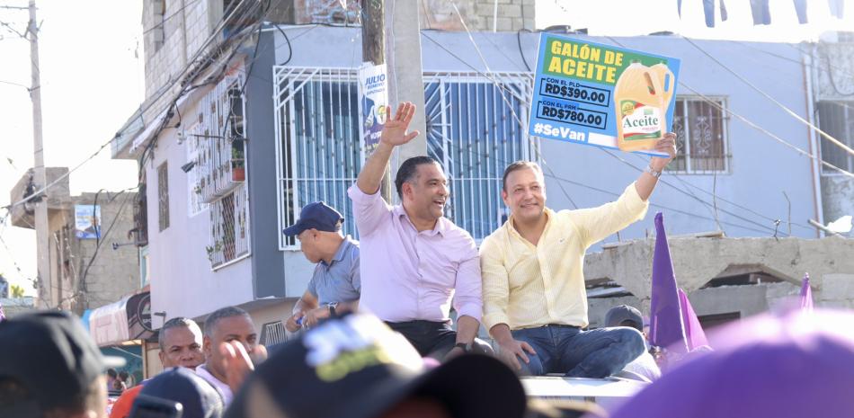 Luis Alberto Tejeda junto a Abel Martínez durante recorrido por Santo Domingo Este