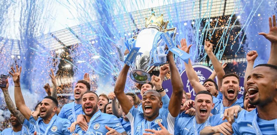 Jugadores del Manchester City celebran la conquista de la gran Copa en la Liga de Campeones