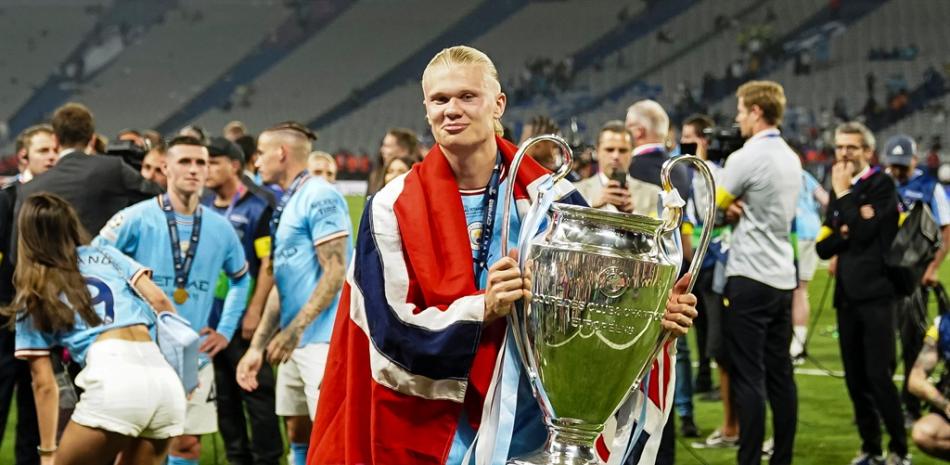 Erling Haaland exhibe la Orejona que conquistó el Manchester City en la Champions League