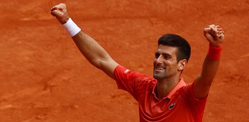 Novak Djokovic levanta los brazos en señal de triunfo tras dejar en el camino a Casper Ruud