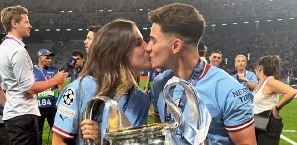 El argentino Julián Alvarez besa a su novia Emilia minutos después de que el Manchester City conquistara la Orejona en la Champions League