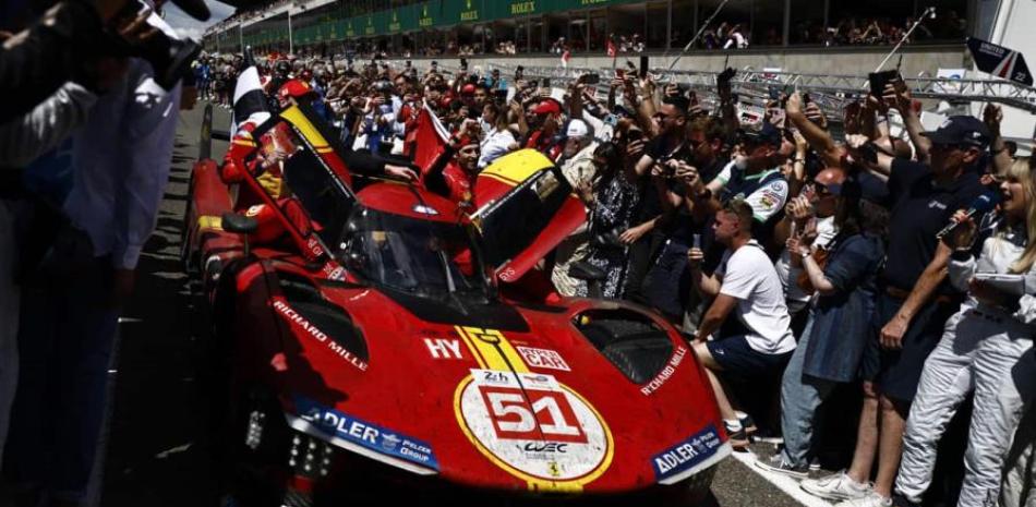 Los pilotos del Ferrari AF Corse, Antonio Giovinazzi, Alessandro Pier Guidi y James Calado, celebran su victoria en las 24 Horas de Le Mans.