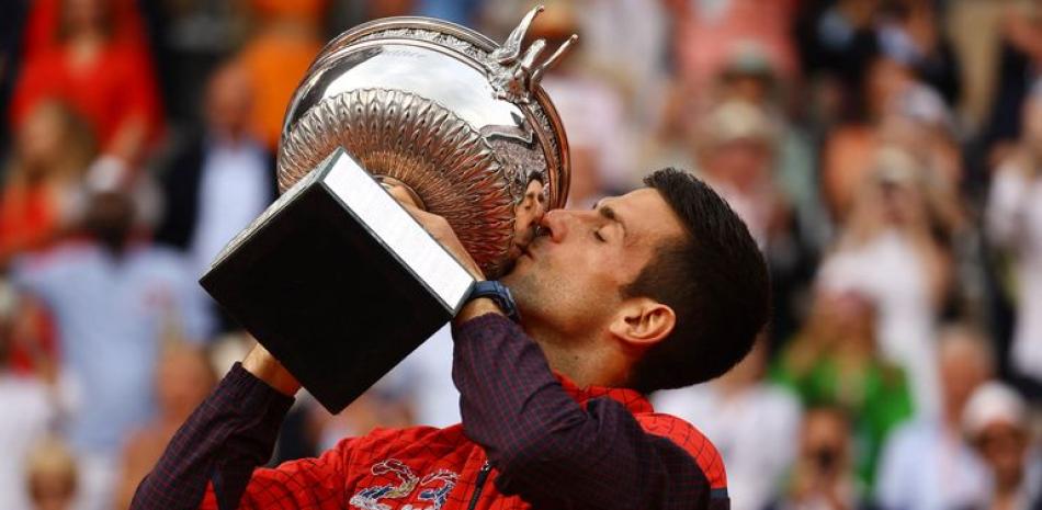 Novak Djokovic besa la copa que conquistó este domingo en el Abierto de Francia