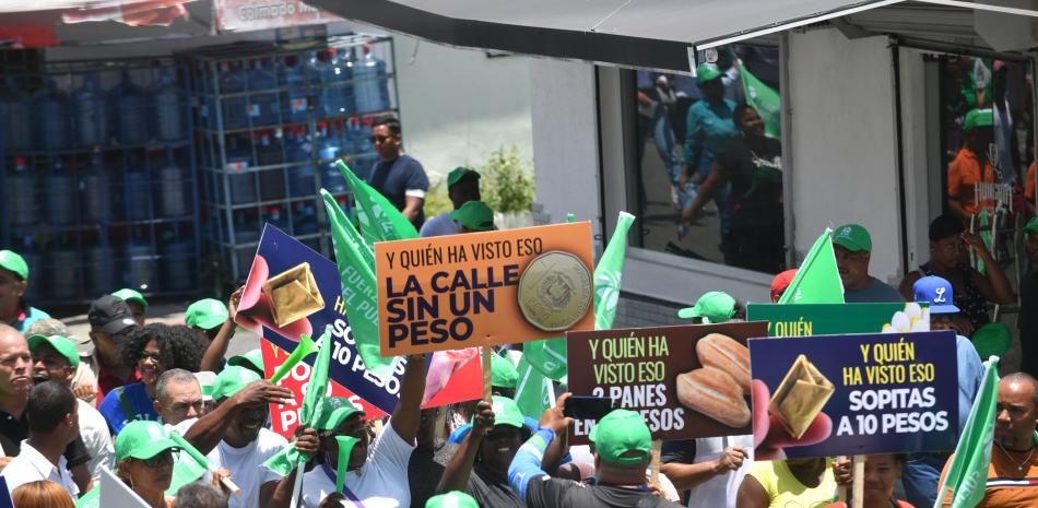 La Fuerza del Pueblo marchó en el Distrito Nacional el 1 de mayo contra la carestía de los alimentos.