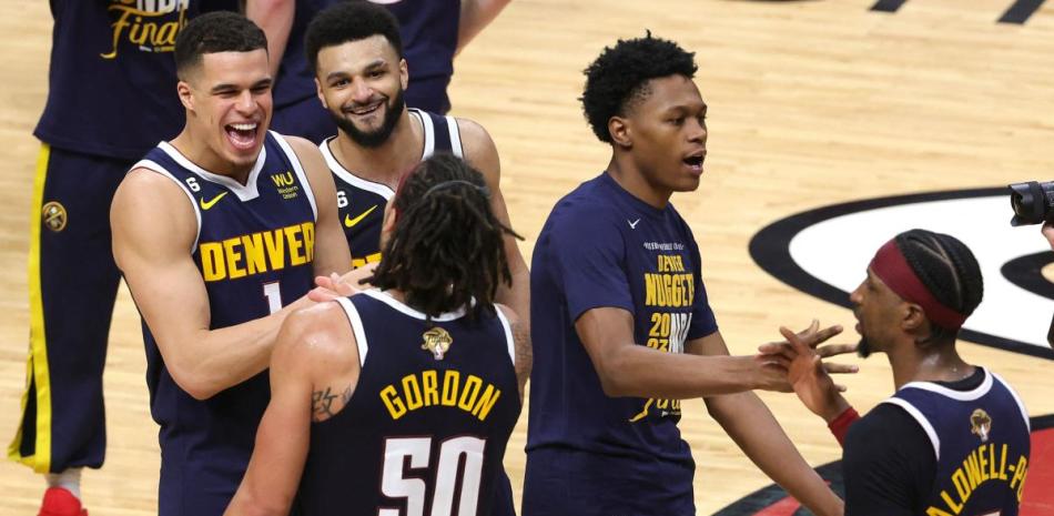Jugadores de los Nuggets se felicitan luego de la más reciente victoria en la serie final.