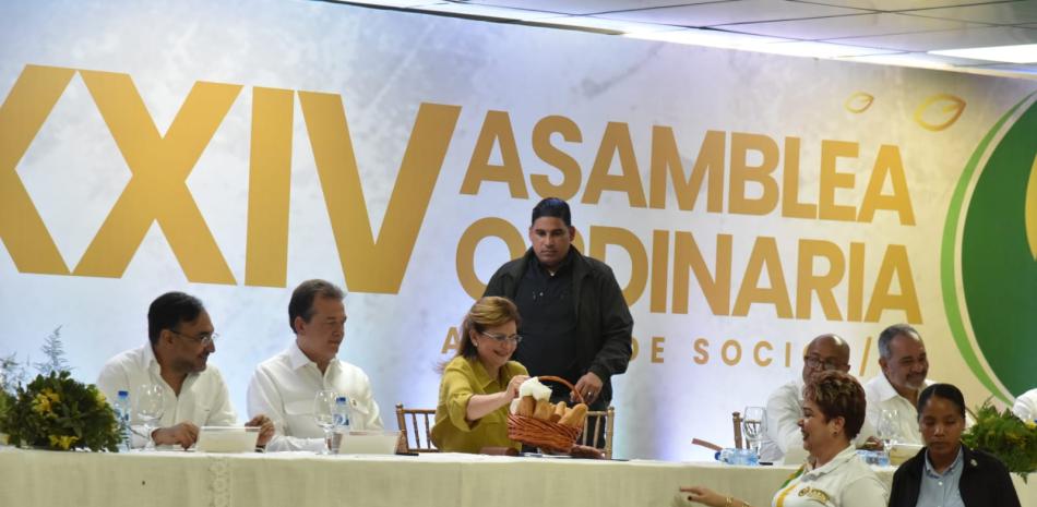 La vicepresidenta de la República, Raquel Peña, prueba el pan hecho con harina de sorgo blanco.