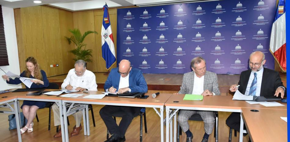 Los ministros de Economía y Medio Ambiente firmaron el memorandum de entendimiento en favor de un mejor manejo de las aguas subteraneas.