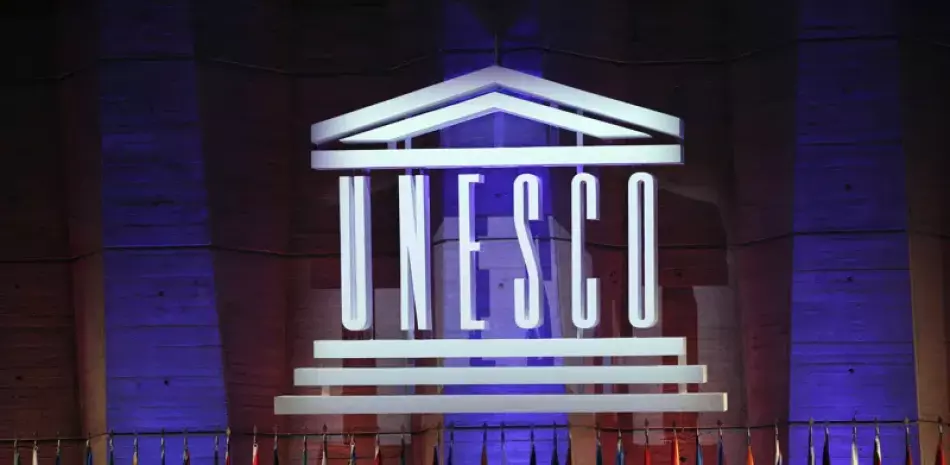 El logotipo de la Organización de las Naciones Unidas para la Educación, la Ciencia y la Cultura (UNESCO) durante la 39ª sesión de la Conferencia General en la sede de la UNESCO en París, el 4 de noviembre de 2017.