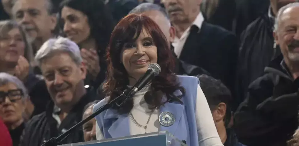 La vicepresidenta de Argentina, Cristina Fernández, sonríe durante un mitin para conmemorar el vigésimo aniversario de la toma de posesión de su difunto esposo, el presidente Néstor Kirchner, en Plaza de Mayo en Buenos Aires.