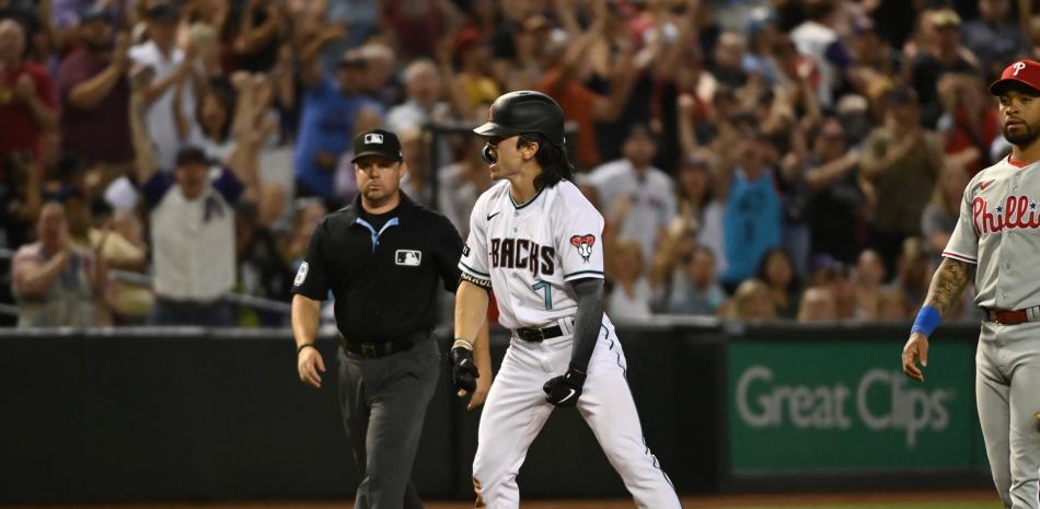 Corbin Carroll festeja batazo de tres bases.