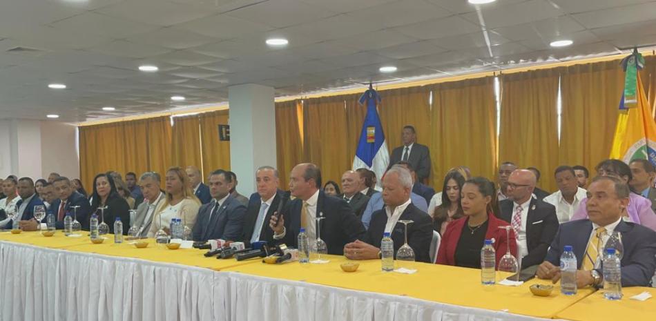 Ramfis Trujillo junto a miembros de su partido en rueda de prensa