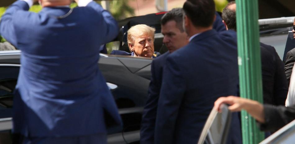 Presidente Donald Trump llega en su helicóptero por el aeropuerto de Miami después de la lectura de cargos en el Tribunal Federal de los Estados Unidos
