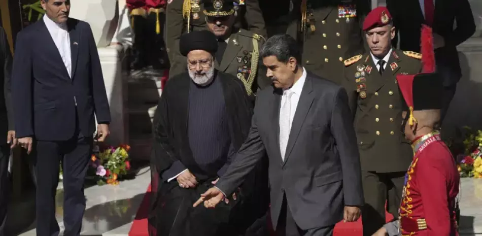 El presidente de Irán, Ebrahim Raisi, en el centro a la izquierda, camina con el presidente venezolano, Nicolás Maduro, a su llegada al palacio presidencial de Miraflores en Caracas, Venezuela, el lunes 12 de junio de 2023.