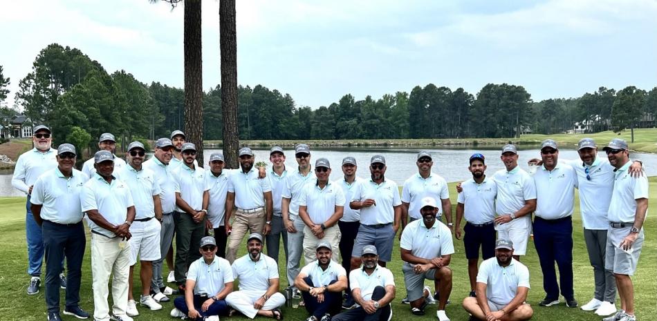 El grupo completo en el hoyo 18 del Mid South Golf Course.