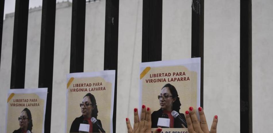 Una mujer coloca panfletos de apoyo a la fiscal guatemalteca Virginia Laparra, en Ciudad de Guatemala el 7 de junio de 2022